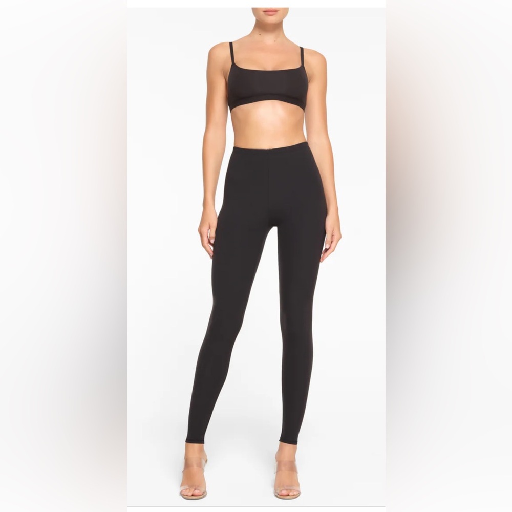 SKIMS fits everybody leggings
